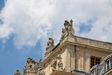 Binanın ön cephesi