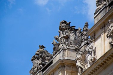 Binanın ön cephesi