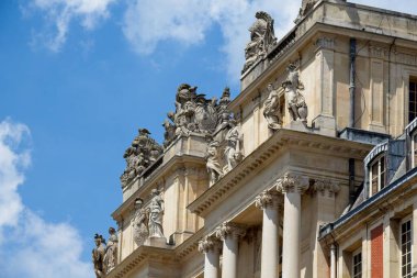 Binanın ön cephesi