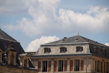 Binanın ön cephesi