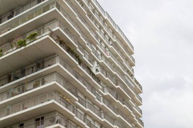 Ofis Binası ile gökyüzü