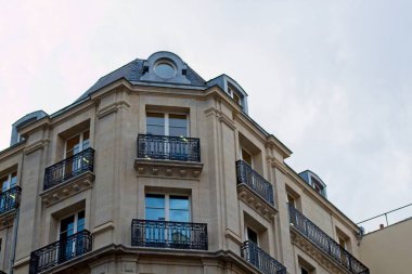 Binanın ön cephesi