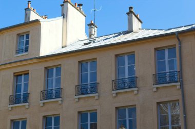 bir binanın pencereleri