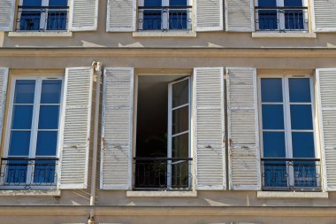 bir binanın pencereleri