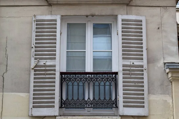 bir binanın pencereleri