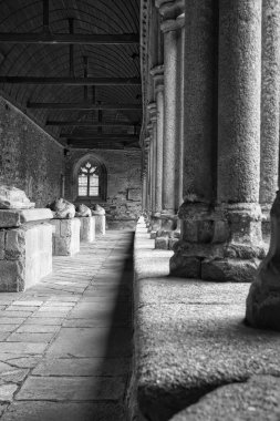 Eski kilisenin koridoru.