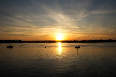 Denizin üzerinde gün batımı