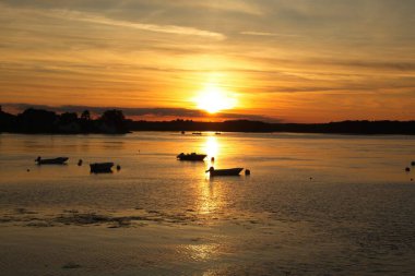 Denizin üzerinde gün batımı