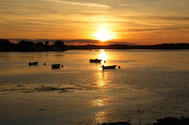 Denizin üzerinde gün batımı