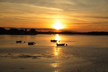 Denizin üzerinde gün batımı