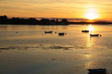 Denizin üzerinde gün batımı