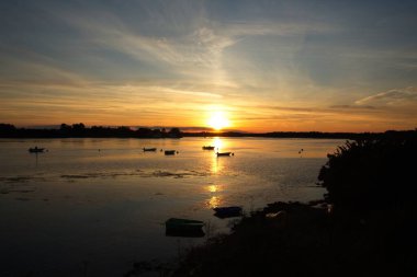 Denizin üzerinde gün batımı