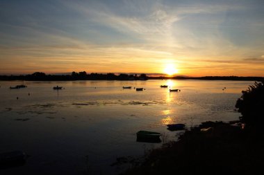 Denizin üzerinde gün batımı
