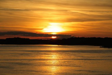 Denizin üzerinde gün batımı