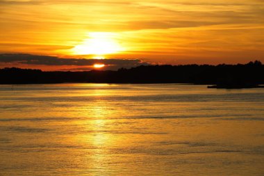 Denizin üzerinde gün batımı
