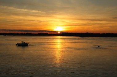 Denizin üzerinde gün batımı