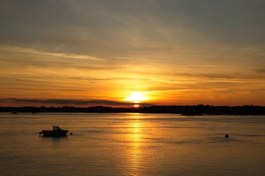 Denizin üzerinde gün batımı