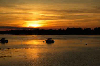Denizin üzerinde gün batımı