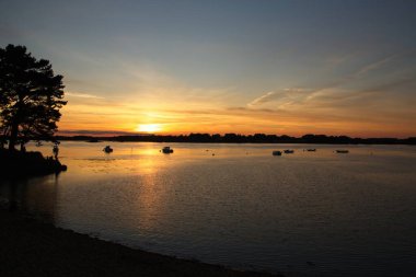 Denizin üzerinde gün batımı