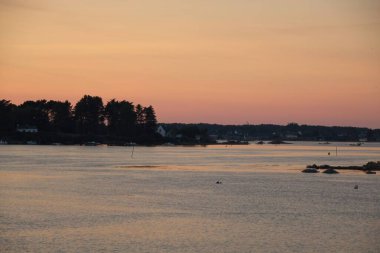 Denizin üzerinde gün batımı