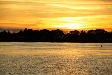 Denizin üzerinde gün batımı