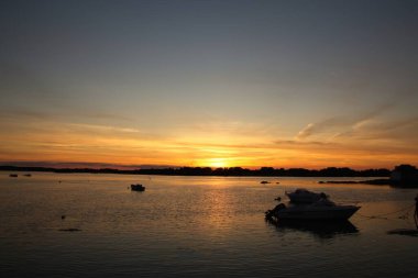 Denizin üzerinde gün batımı