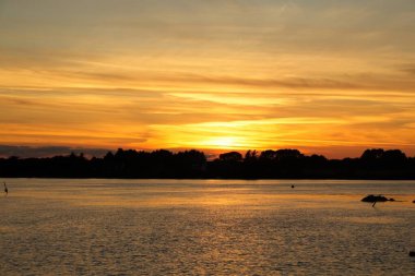 Denizin üzerinde gün batımı