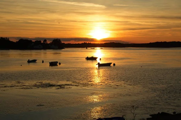 Denizin üzerinde gün batımı