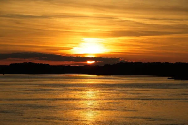 Denizin üzerinde gün batımı