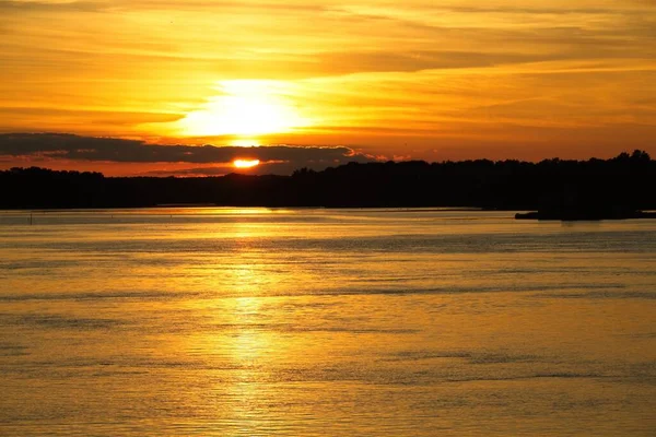 Denizin üzerinde gün batımı