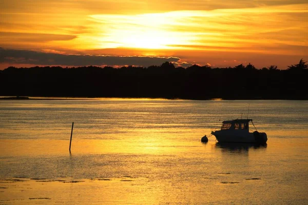 Denizin üzerinde gün batımı
