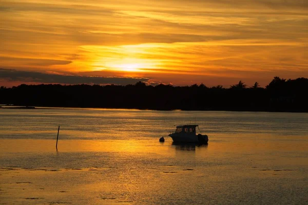 Denizin üzerinde gün batımı