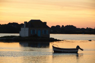 Nehrin üzerinde gün batımı