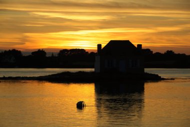 Nehrin üzerinde gün batımı