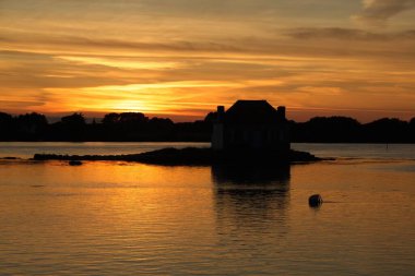 Nehrin üzerinde gün batımı