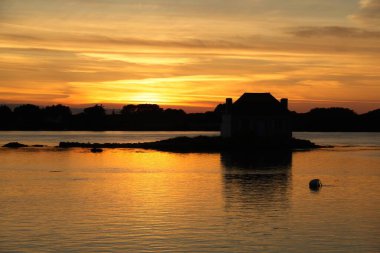 Nehrin üzerinde gün batımı