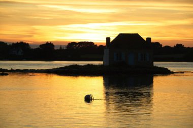Nehrin üzerinde gün batımı