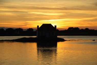 Nehrin üzerinde gün batımı