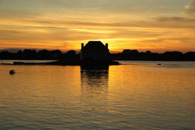 Nehrin üzerinde gün batımı