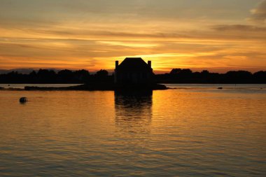 Nehrin üzerinde gün batımı