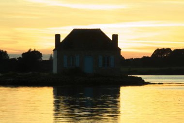 Nehrin üzerinde gün batımı