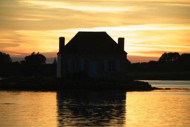 Nehrin üzerinde gün batımı