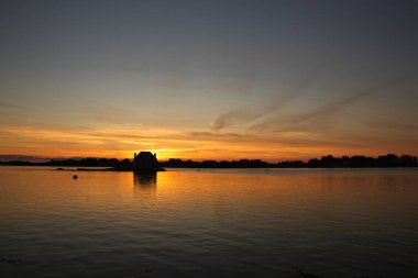 Nehrin üzerinde gün batımı