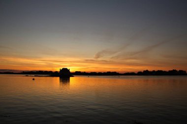 Nehrin üzerinde gün batımı