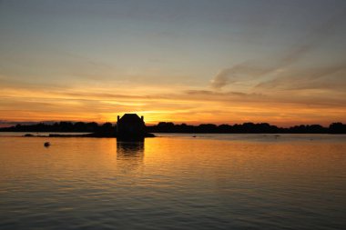 Nehrin üzerinde gün batımı