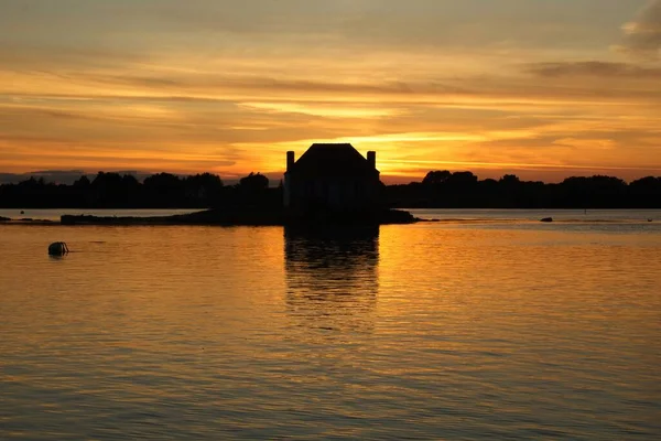 Nehrin üzerinde gün batımı