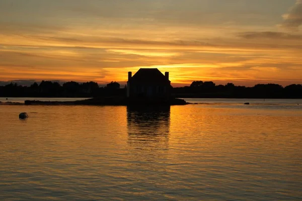 Nehrin üzerinde gün batımı