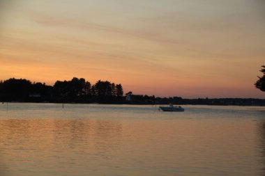 Nehirde gün batımı