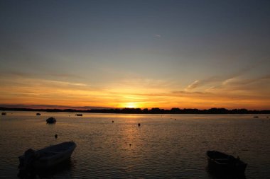 Nehirde gün batımı