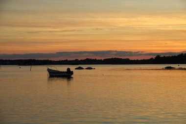 Nehirde gün batımı